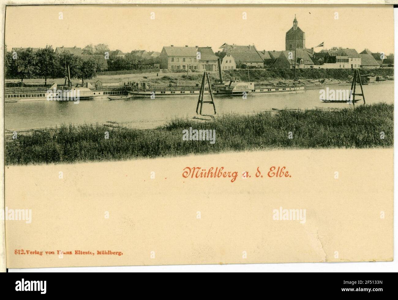 Blick auf die Stadt von der Elbe mit 2 Dampfern Mühlberg an der Elbe. Blick von der Elbe auf die Stadt mit zwei Dampfmaschinen Stockfoto