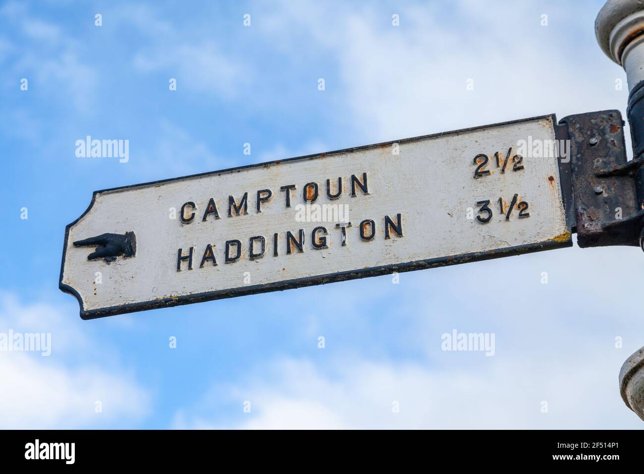 Ein alter Metallweg-Wegweiser in Athelstaneford, der in Richtung zeigt Camptoun und Haddington Stockfoto