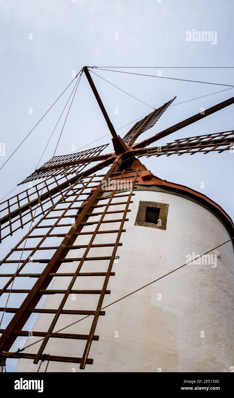 Low-Angle Ansicht einer alten weißen Windmühle mit Holzklingen Stockfoto