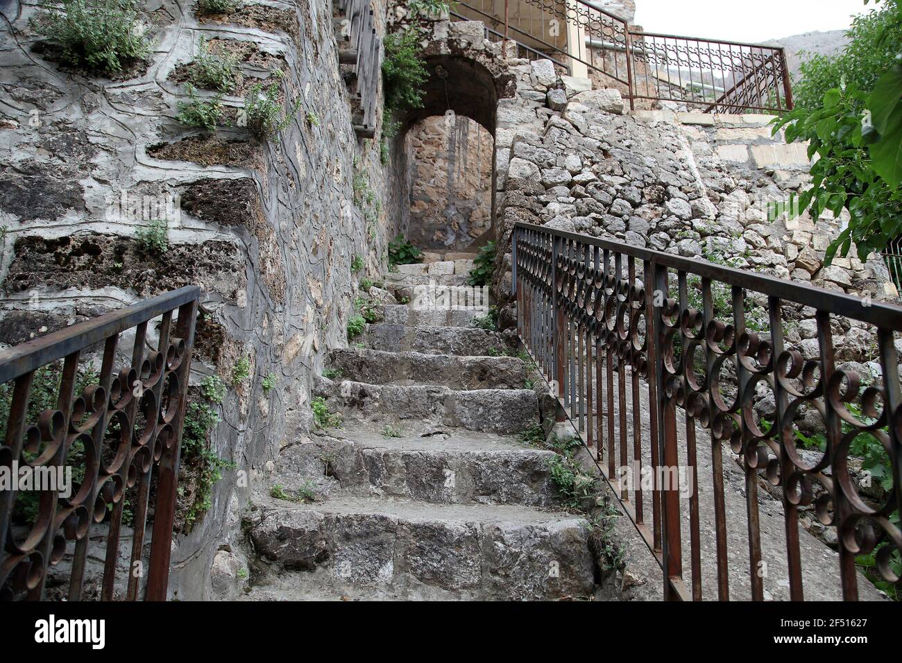 Traditionelle Steintreppe bei Kemaliye (Egon) in Erzincan, Türkei. Kemaliye ist bekannt für seine historische Architektur, darunter viele Häuser aus der osmanischen Zeit. Stockfoto