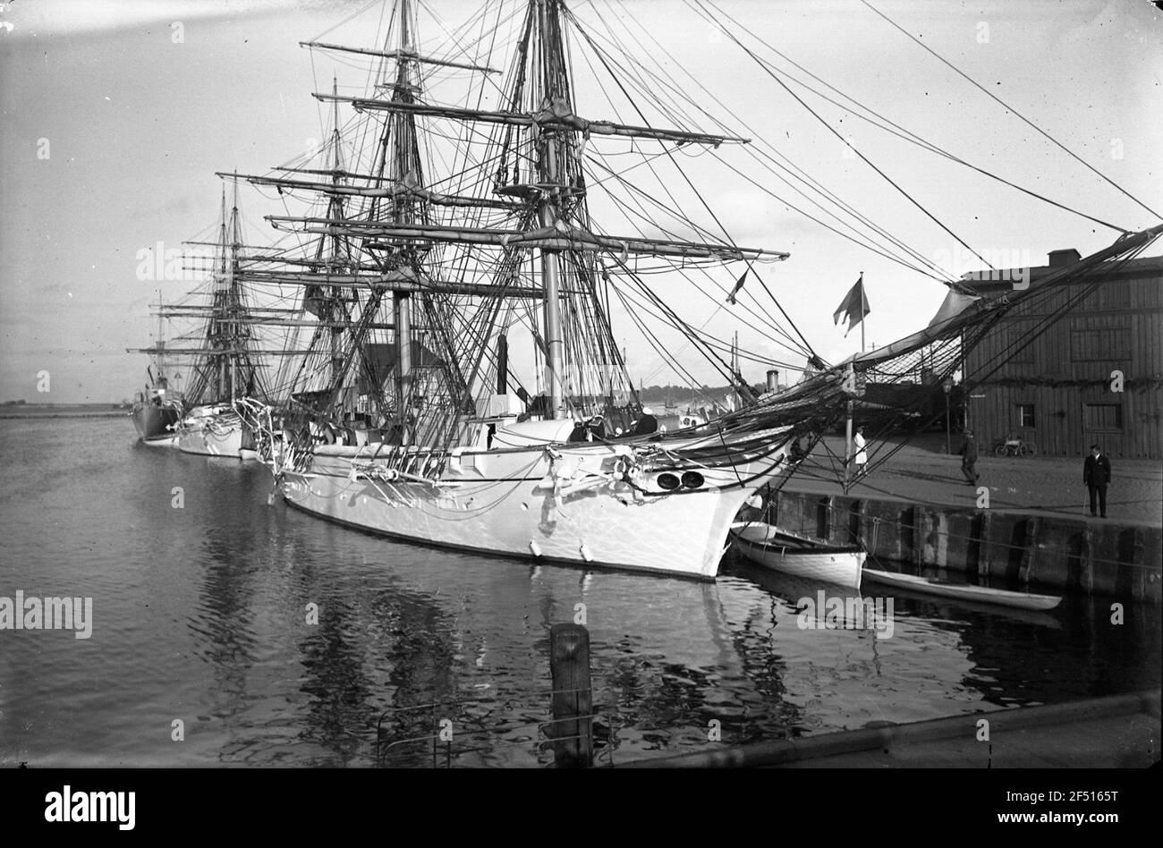 Stralsund. Anschluss. Segelschulschiff aus Schweden. Winkelansicht von vorne über das Wasser Stockfoto