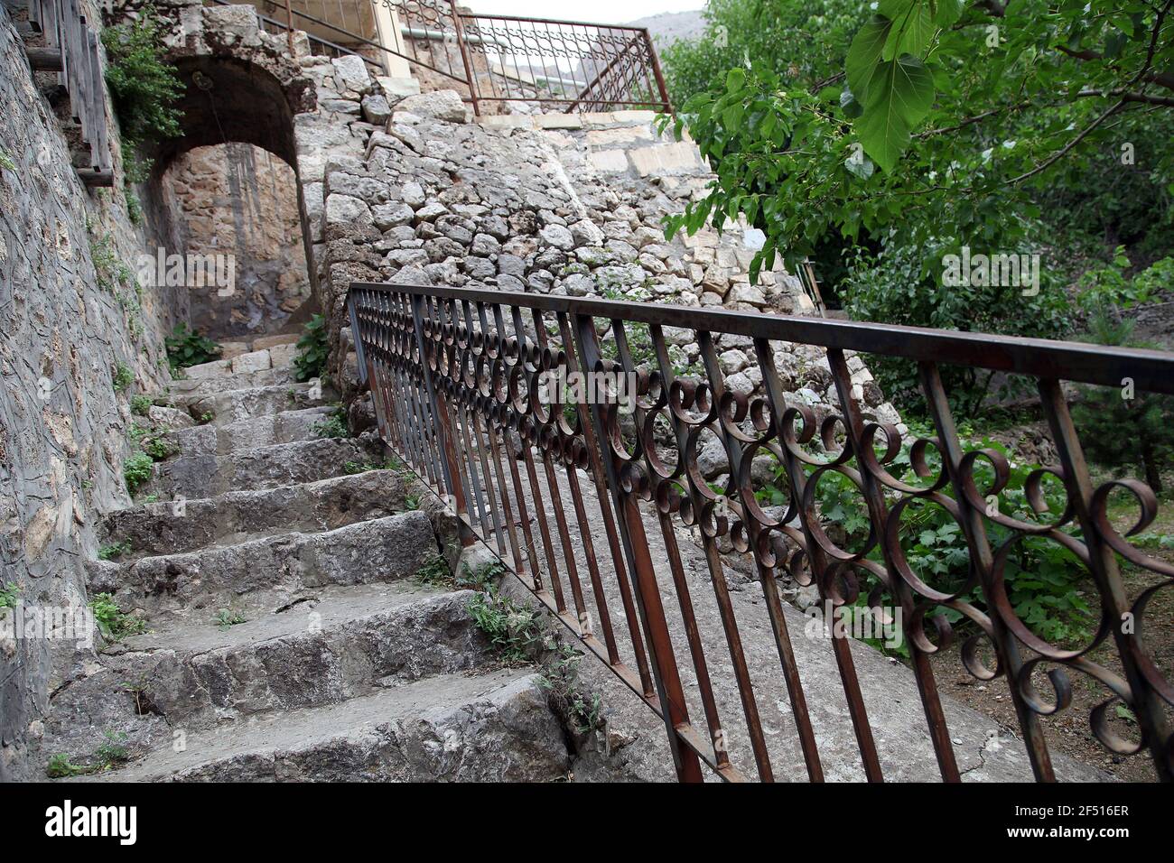 Traditionelle Steintreppe bei Kemaliye (Egon) in Erzincan, Türkei. Kemaliye ist bekannt für seine historische Architektur, darunter viele Häuser aus der osmanischen Zeit. Stockfoto