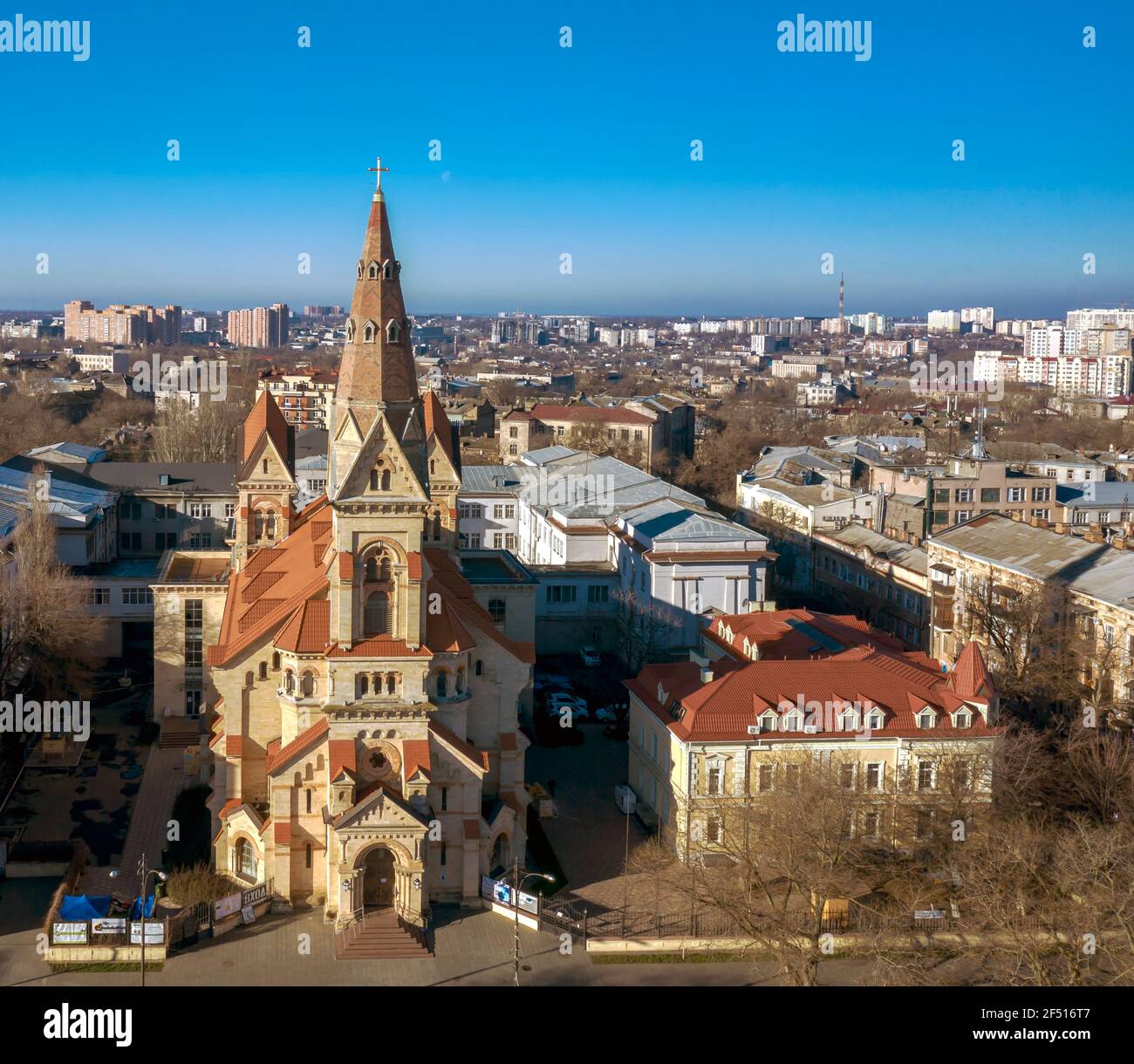 Foto der lutherischen St. Paul's Church in Odessa, Ukraine. Drohnenaufnahmen, Tageslicht, Morgenstunden. Stockfoto