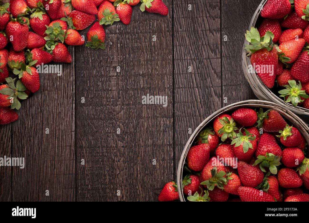 Rustikale Eimer voller Erdbeeren auf Holzboden mit Kopie Platz Stockfoto