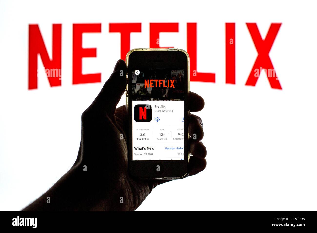 In dieser Abbildung die Netflix App im App Store Auf einem Smartphone-Bildschirm und einem Netflix-Logo angezeigt Im Hintergrund Stockfoto