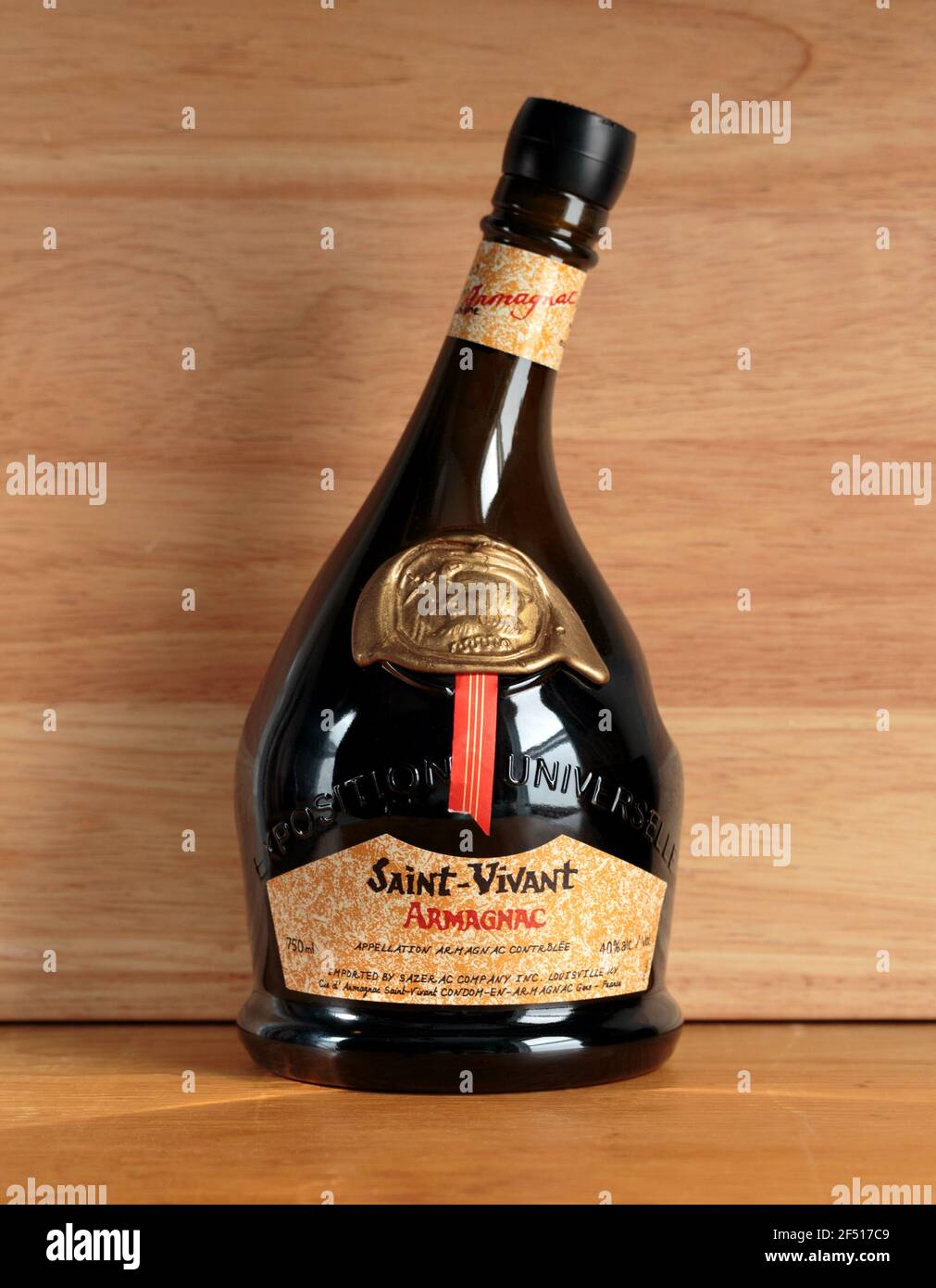 Flasche Saint-Vivant Armagnac, ein glatter, hochwertiger französischer Weinbrand aus der Region Gascogne Stockfoto