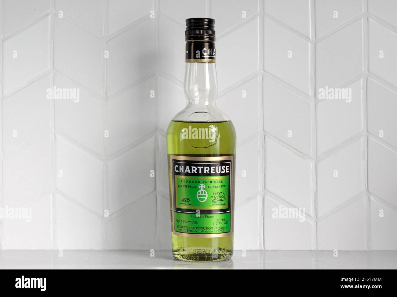 Flasche grüner Chartreuse-Likör, ein destilliertes alkoholisches Getränk, das in der Destillerie in Aiguenoire, Frankreich, hergestellt wird und im Besitz der Kartäuser ist Stockfoto