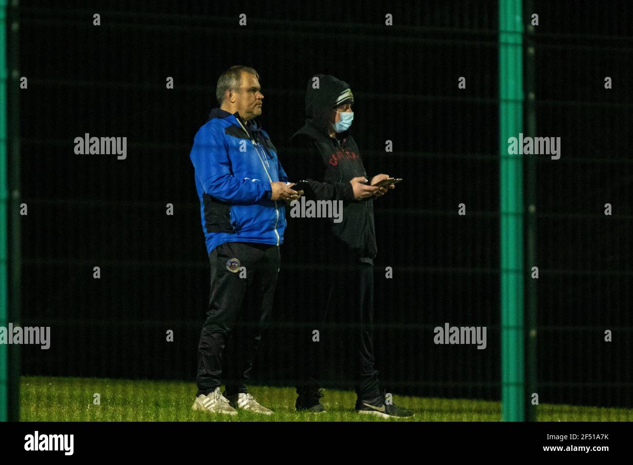 Fanuhr von außerhalb des Bodens Cyncoed gegen Abergavenny im USW Sports Park in der Welsh Premier Women's League am 23rd. März 2021. Kredit: Lewis M. Stockfoto