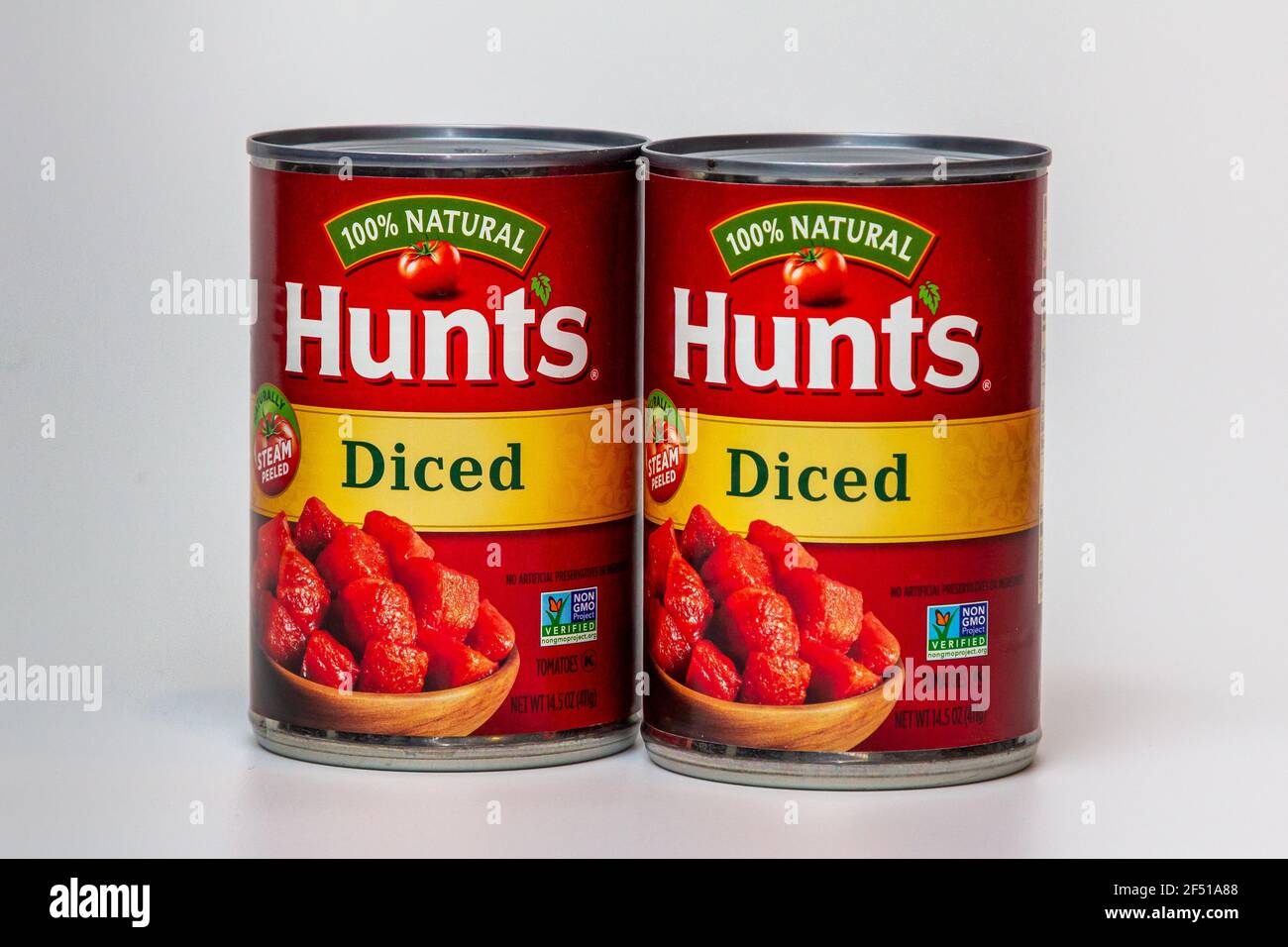 ST. PAUL, MN, USA - MÄRZ 7, 2021 - Hunt's gewürfelte Tomaten Dosen und Markenlogo. Stockfoto