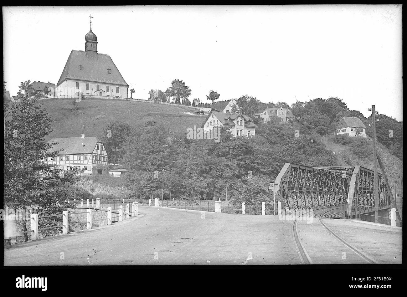 Oberneuschönberg. Kirche und Brücke Stockfoto