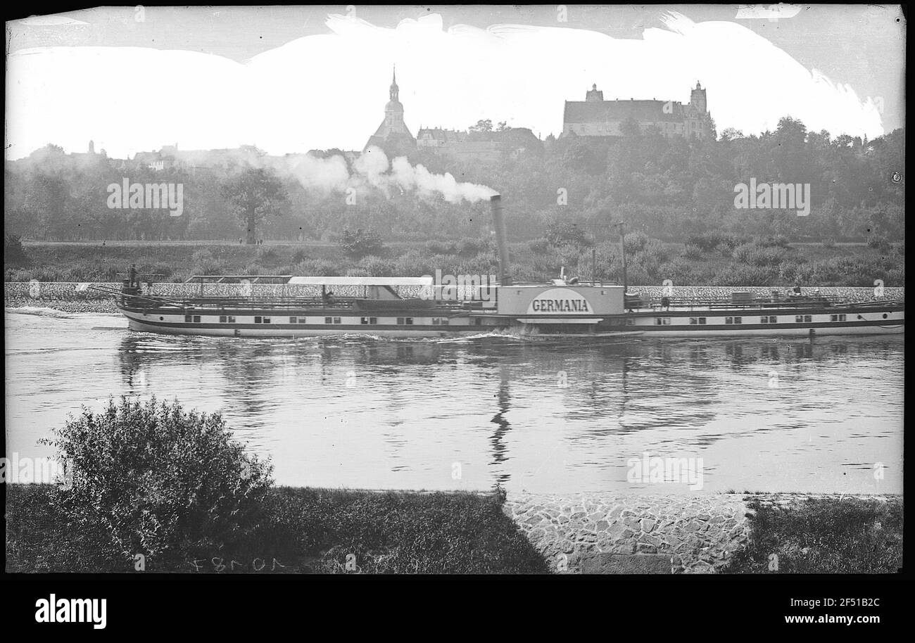 Strehla. Schloss und Elbe mit Dampfer Germania Stockfoto