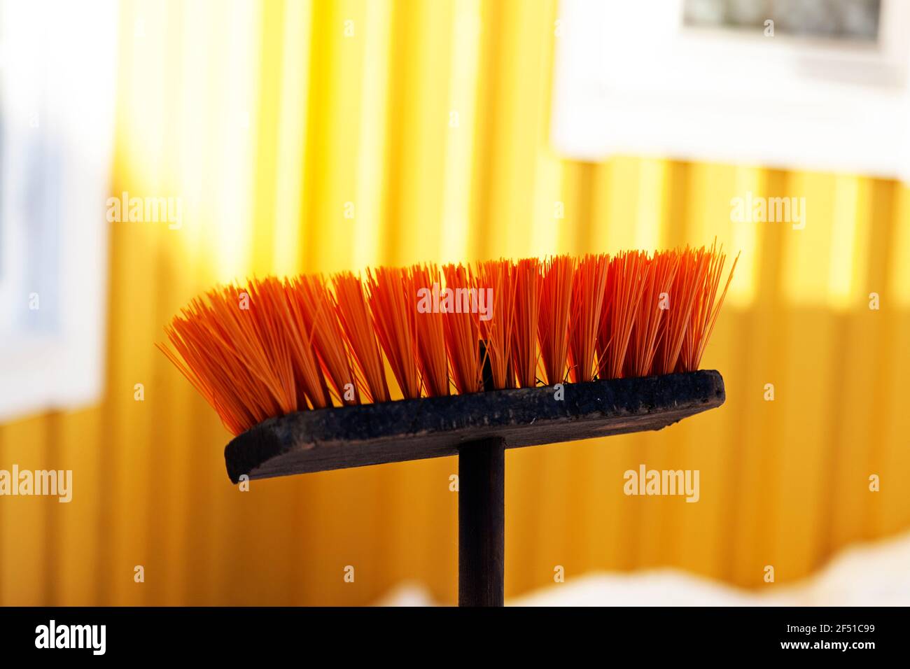 Der untere Teil eines Besen, der orange ist Stockfoto
