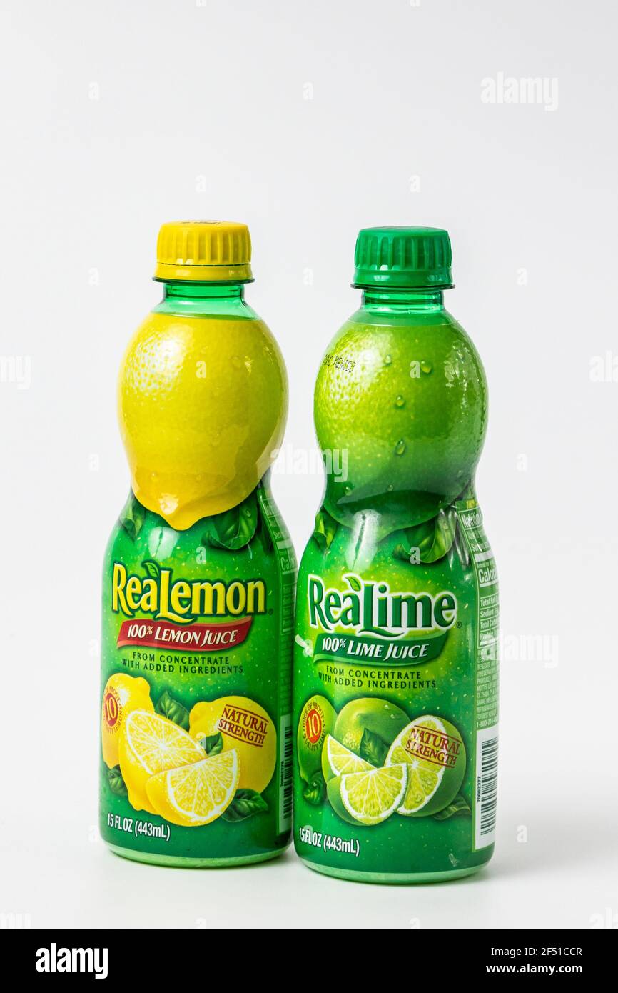 ST. PAUL, MN, USA - 9. MÄRZ 2021 - ReaLemon und ReaLime Saftpakete und Markenlogo. Stockfoto