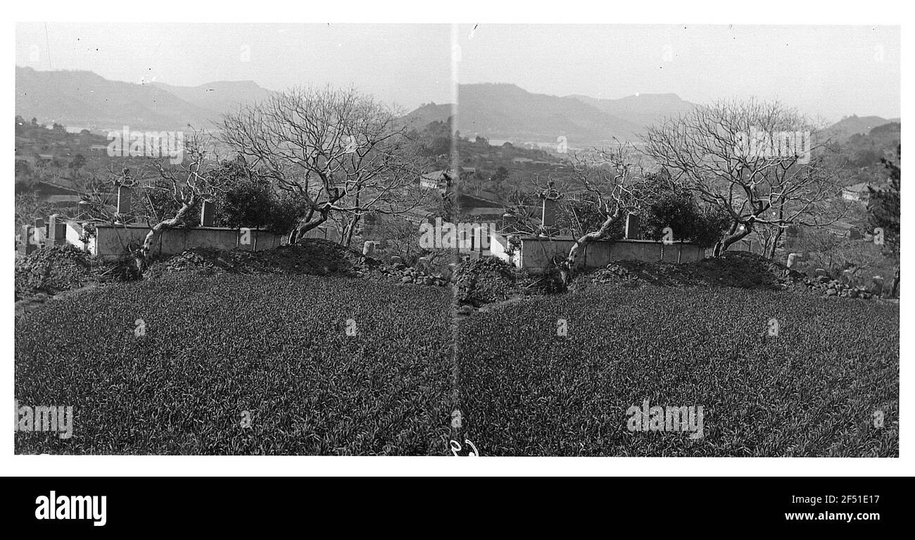 In Kyoto (Japan). Berglandschaft mit Häusern und Friedhof eines Dorfes Stockfoto