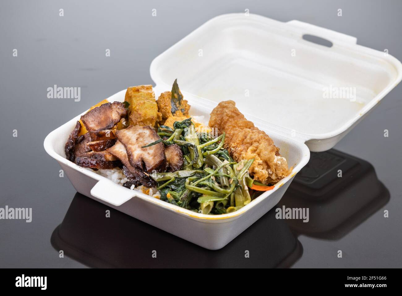 Biologisch abbaubare Lunchbox mit Reis, Gemüse und Lebensmitteln, bequem für die Lieferung zum Mitnehmen Stockfoto