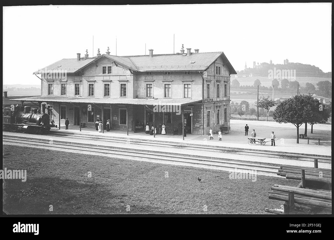 Stolpen. Bahnhof mit Blick auf die Burg Stockfoto