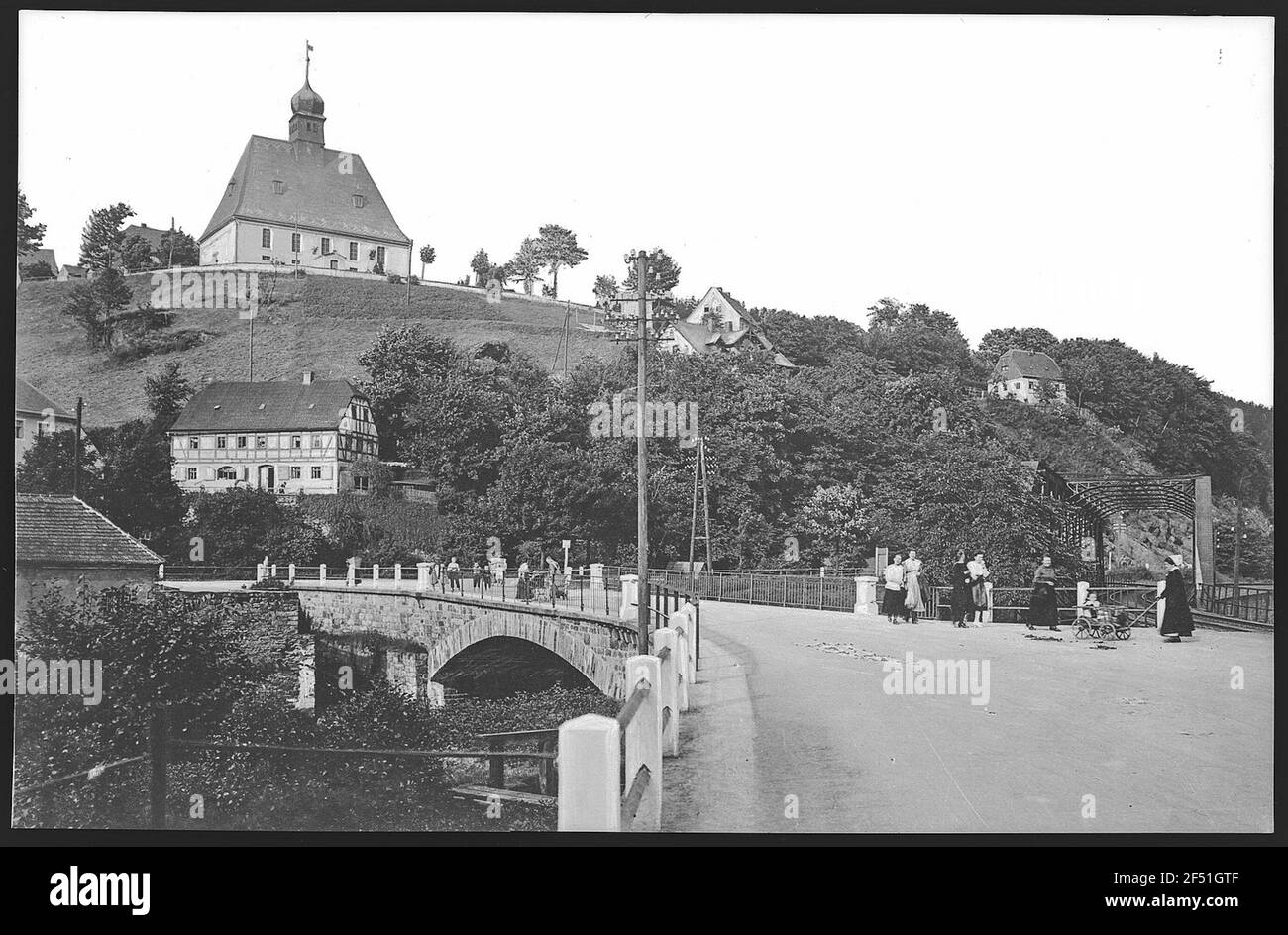 Oberneuschönberg. Kirche und Brücke Stockfoto