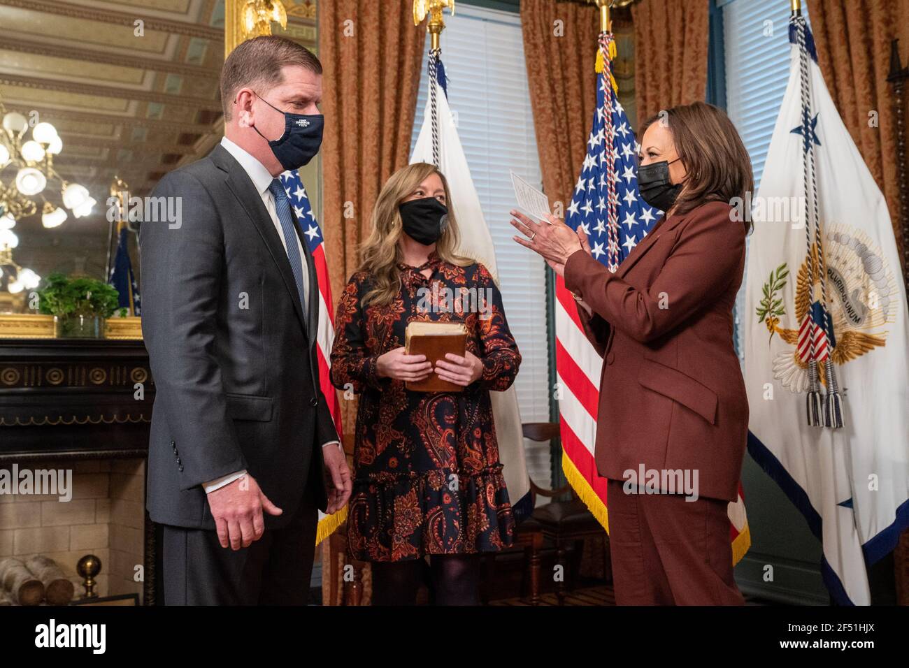 Washington, Usa. März 2021, 23rd. Die Vizepräsidentin der Vereinigten Staaten Kamala Harris schwört am 23. März 2021 in Marty Walsh als Arbeitsministerin im Eisenhower Executive Office Building in Washington, DC. Pool Foto von Ken Cedeno/UPI Kredit: UPI/Alamy Live Nachrichten Stockfoto