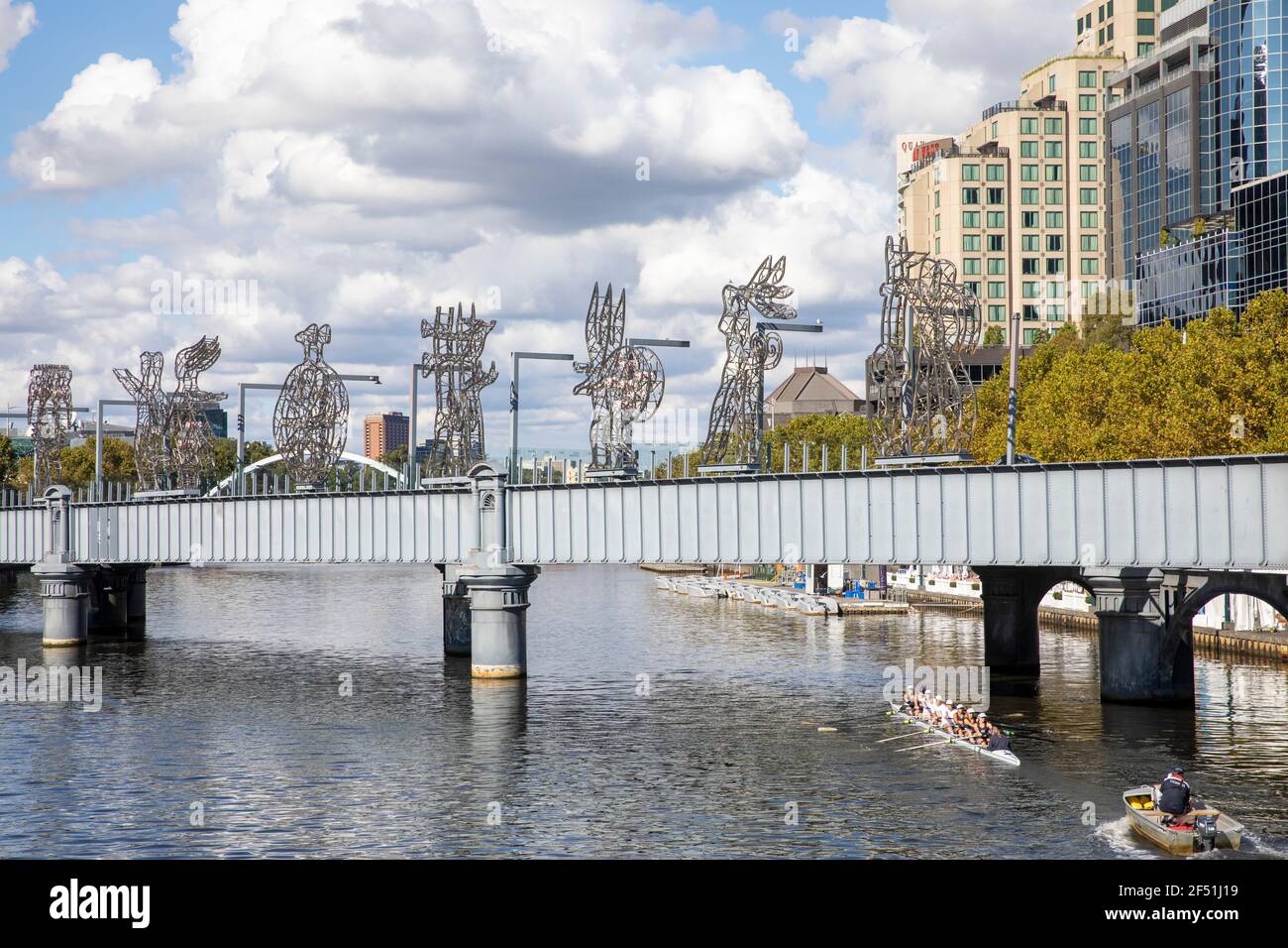 Melbourne Stadtzentrum yarra Fluss und sandridge Einwanderung Brücke mit Ruderer in einem Kajak unter Melbourne CBD, Victoria, Australien Stockfoto
