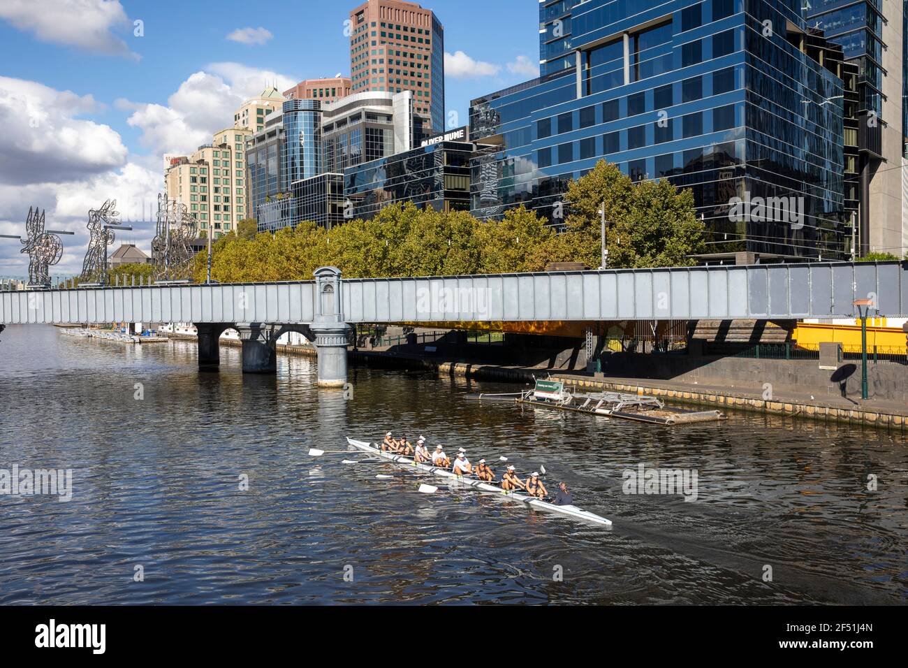 Melbourne Stadtzentrum yarra Fluss und sandridge Einwanderung Brücke mit Ruderer in einem Kajak unter Melbourne CBD, Victoria, Australien Stockfoto