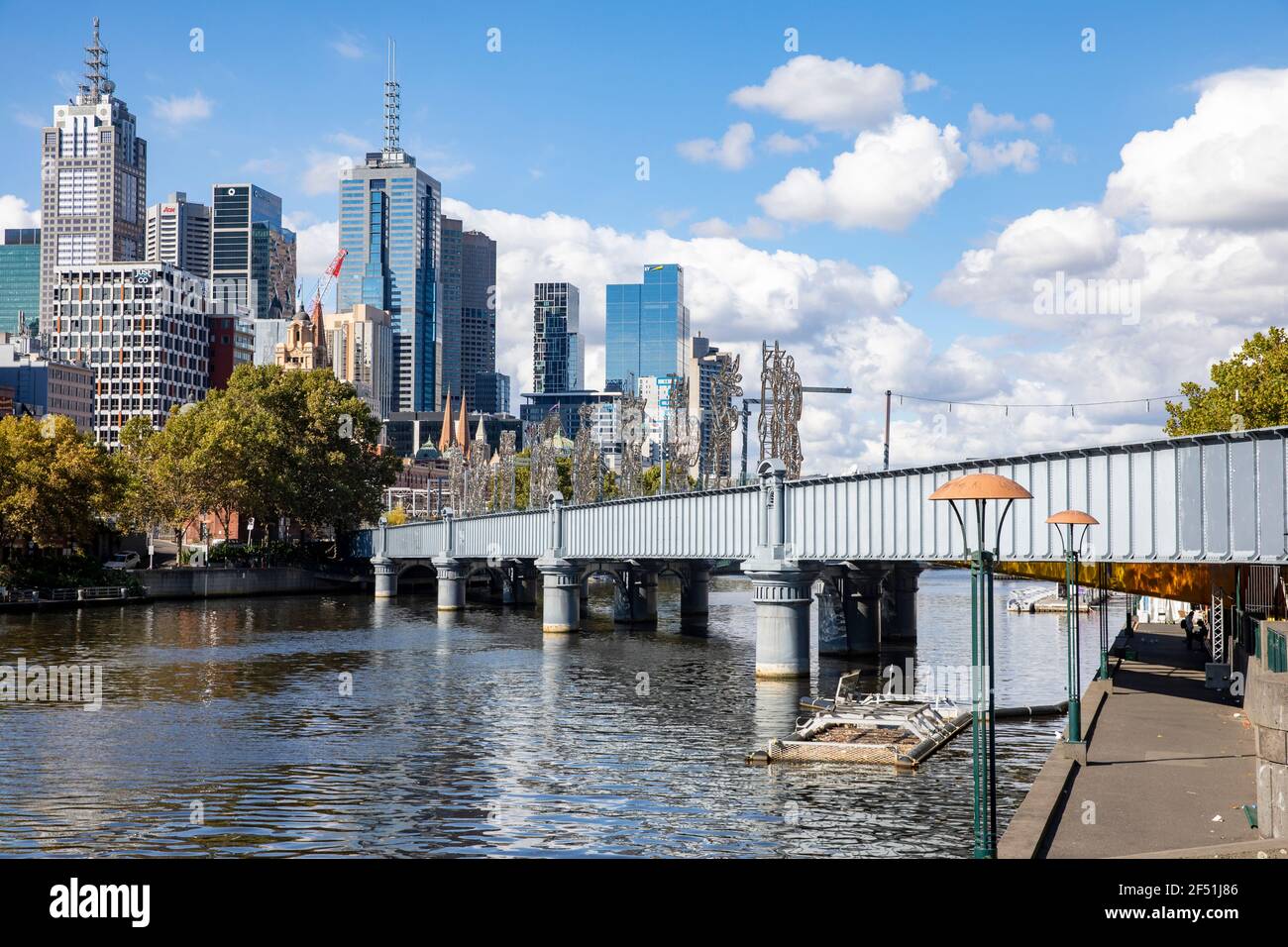 Bürogebäude im Stadtzentrum von Melbourne yarra River und der sandridge Bridge, Melbourne in Victoria, Australien Stockfoto