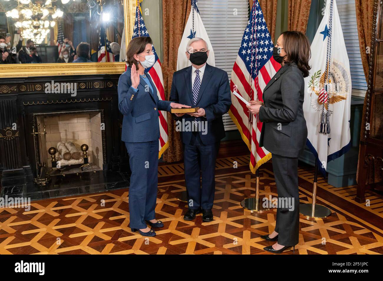 Vizepräsidentin Kamala Harris schwört Gina Raimondo als Handelsministerin am Mittwoch, den 3. März 2021, im Feierlichen Büro des Vizepräsidenten im Eisenhower Executive Office Building im Weißen Haus. Stockfoto