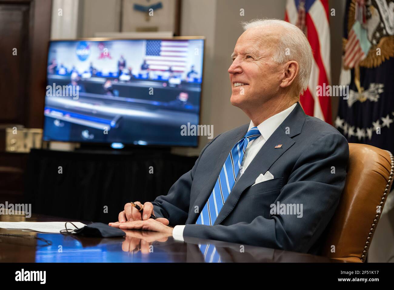 Präsident Joe Biden nimmt an einem virtuellen Anruf mit den Mitgliedern des Mars 2020 Perseverance Mission Teams der NASA Teil Donnerstag, 4. März 2021, im Roosevelt Raum des Weißen Hauses. (Offizielles Foto des Weißen Hauses von Adam Schultz) Stockfoto