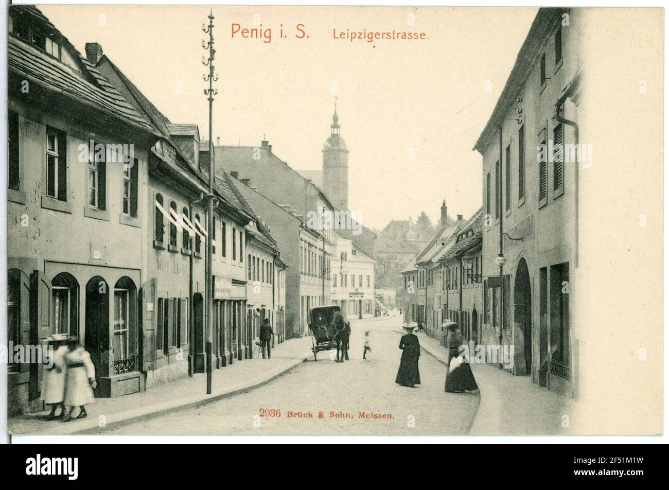 Leipziger Straße mit Linienwagen und Frauen Penig. Leipziger Straße mit Linienwagen und Frauen Stockfoto