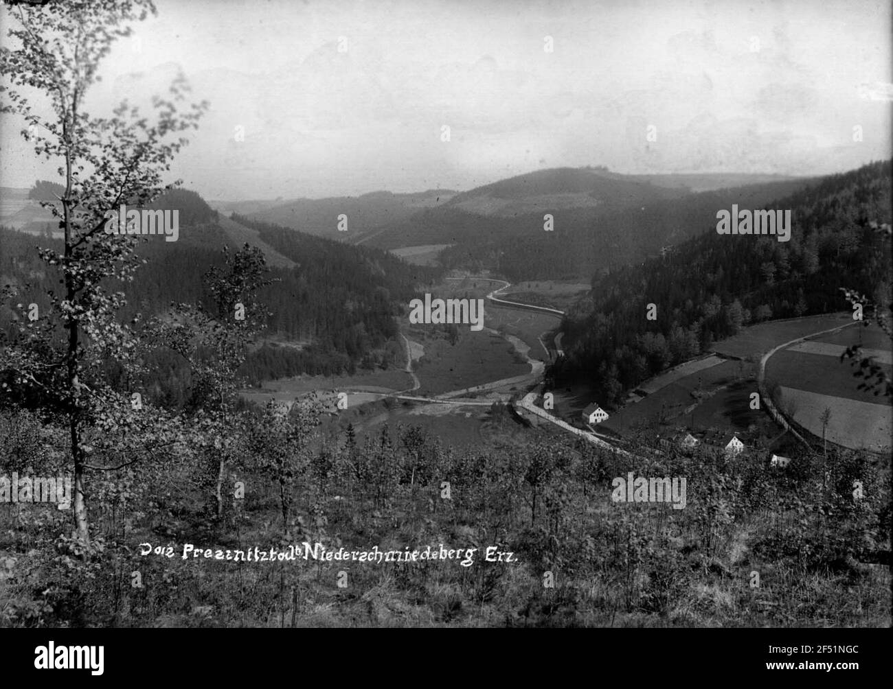Ortsansicht - Blick Richtung Wolkenstein - mit Bahn und Straße Zweig nach Arnsfeld Stockfoto