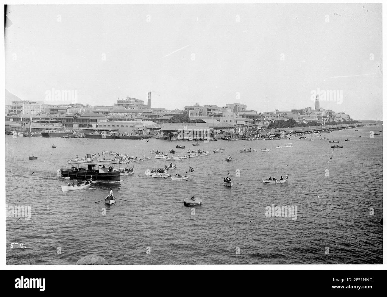 Port Said, Ägypten. Blick von einem Kreuzfahrtschiff von Hapag auf Hafen und Stadt am Ufer des Suez-Kanals mit Tender-Boot und Fährgesellschaft von Ruderbooten Stockfoto