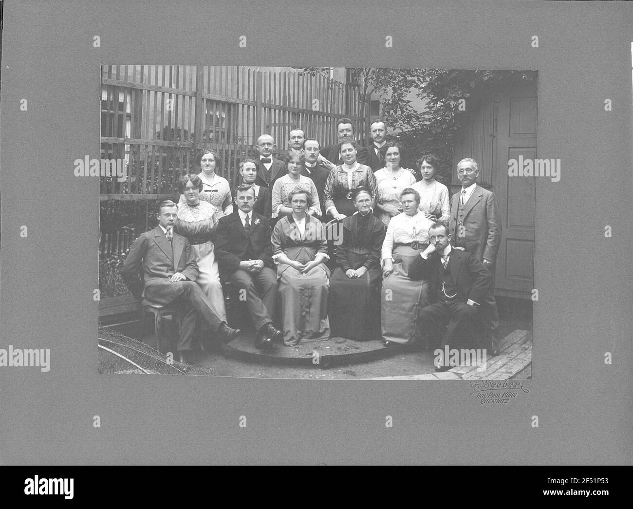 Gruppenbild zur Silberhochzeit des Paares Schulze (Familie mit Gästen) in Chemnitz Stockfoto