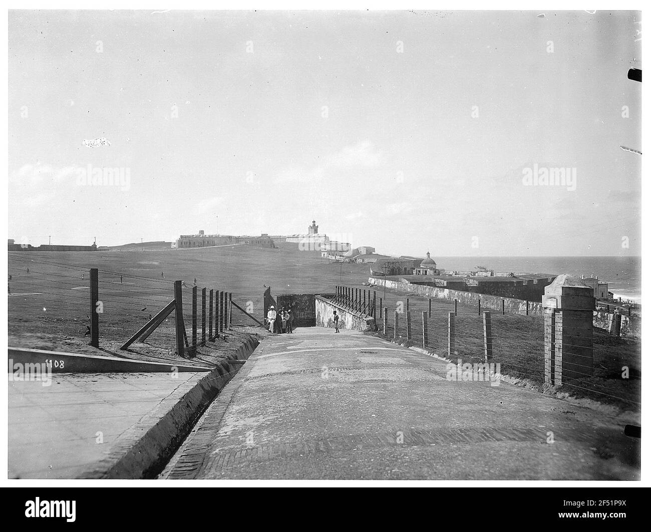 San Juan, Puerto Rico. Blick über die Straße im Tunnel auf die Festung San Felipe del Morro (16th. Jahrhundert) Stockfoto
