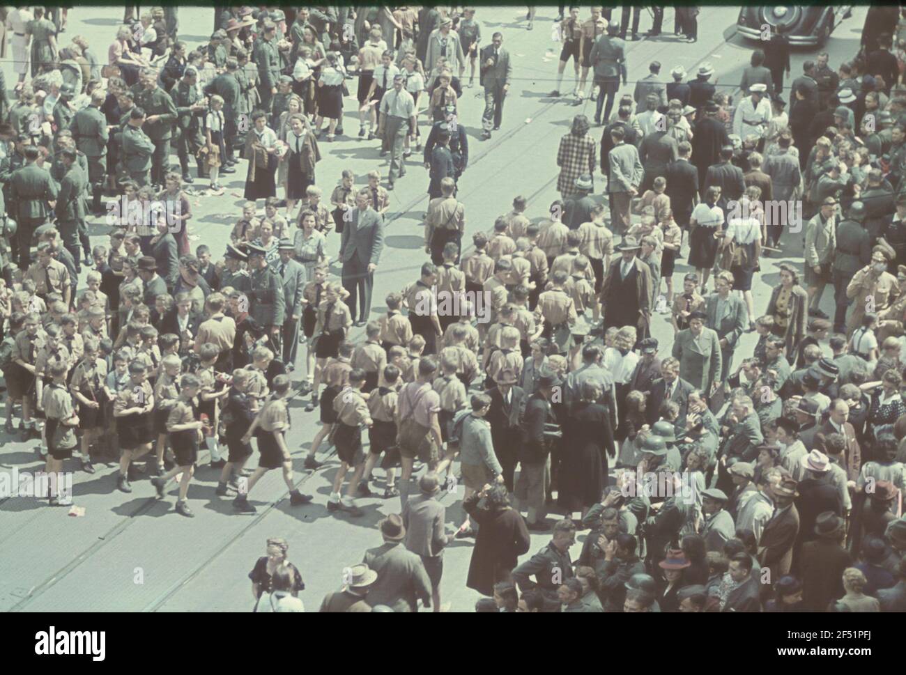 München. Marsch der deutschen und italienischen Faschisten. Blick mit einer Gruppe Hiltler Jungen und Zuschauern Stockfoto