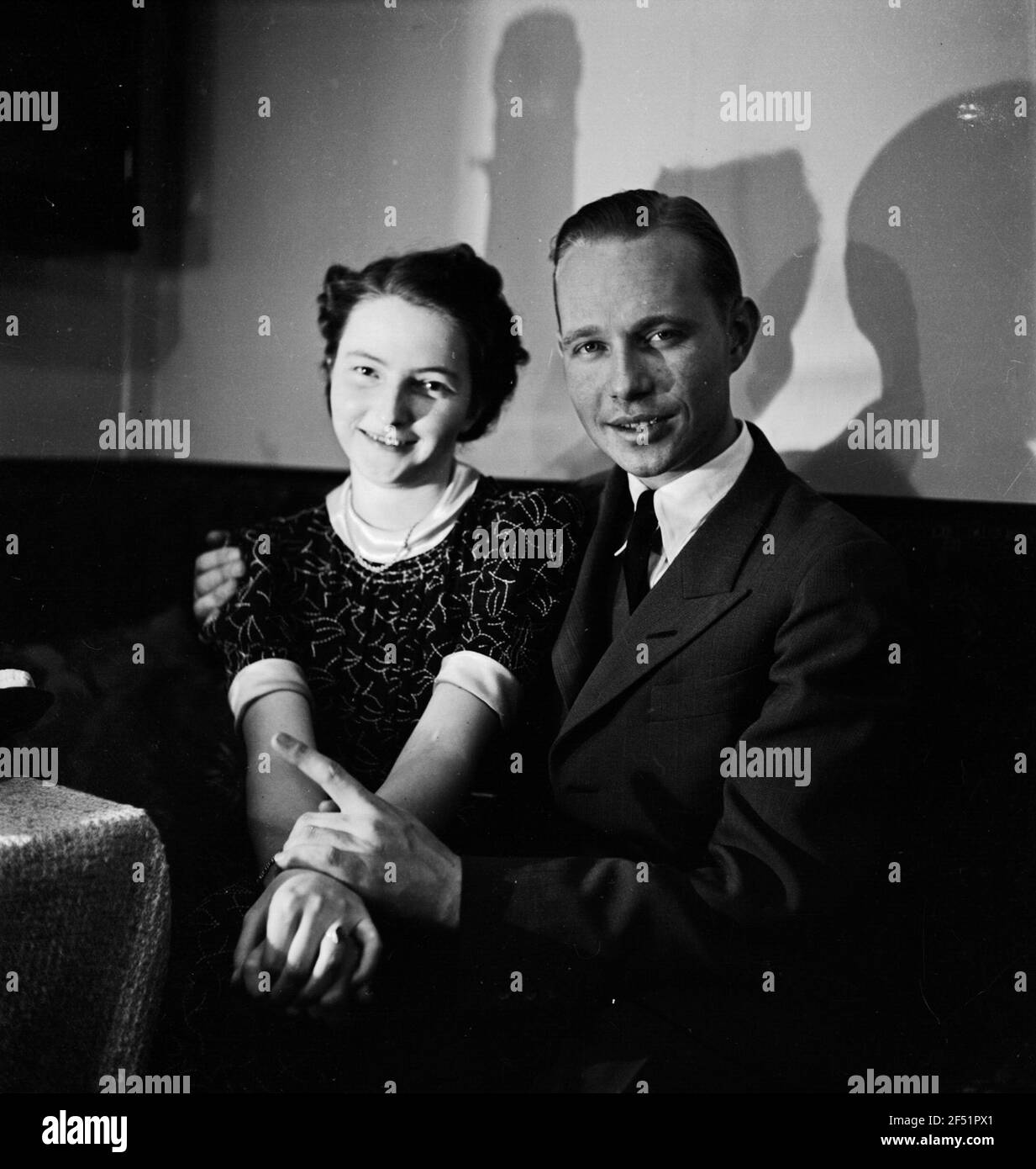 Selbstportrait des Fotografen mit einer jungen Frau zu Neujahr 1938 Stockfoto