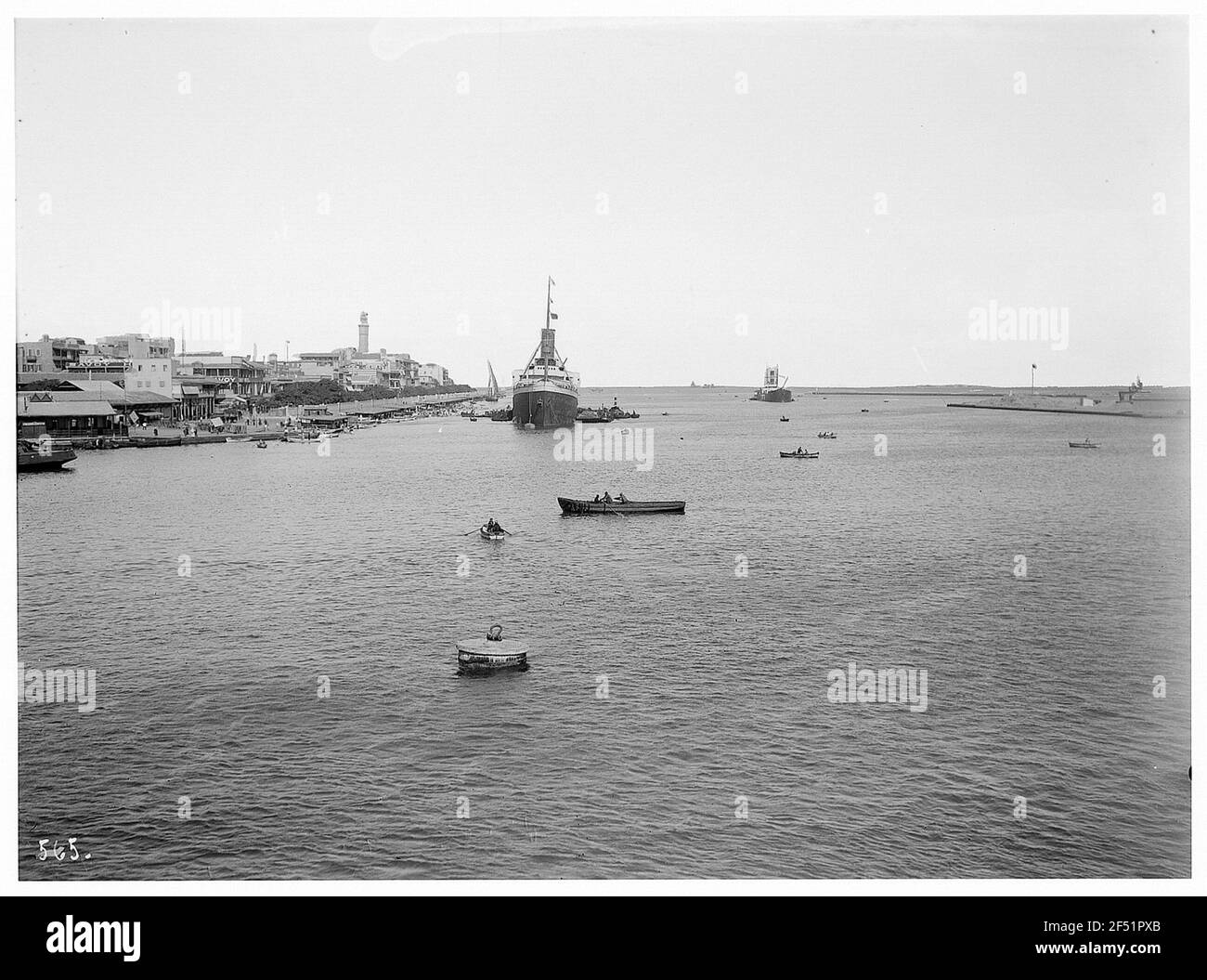 Port Said (Ägypten). Hafeneinfahrt mit Passagierdampfer Stockfoto