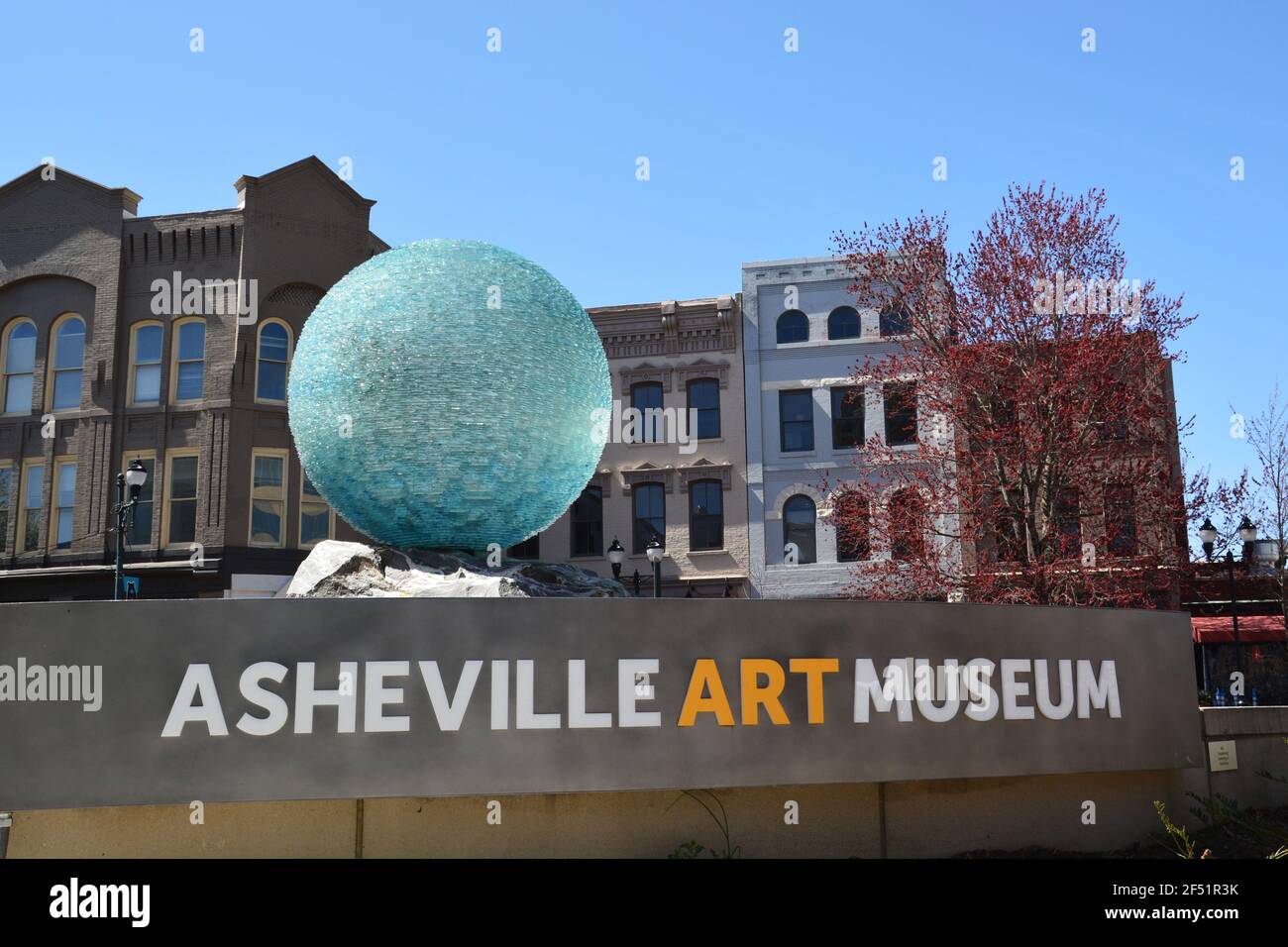 Das Schild und die große Glaskugel vor dem Asheville Art Museum in der historischen Innenstadt. Stockfoto