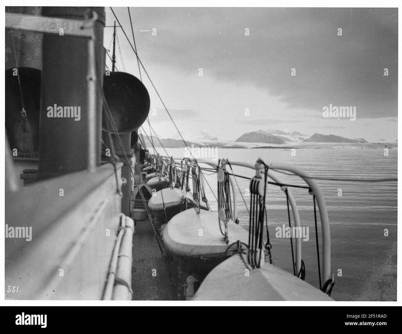 Spitzbergen, Norwegen. Blick vom Deck des Hochsee-Passagierdampfers 'Victoria Luise' entlang der Rettungsboote auf nordische Fjordlandschaft (evtl. Kongsfjord) Stockfoto