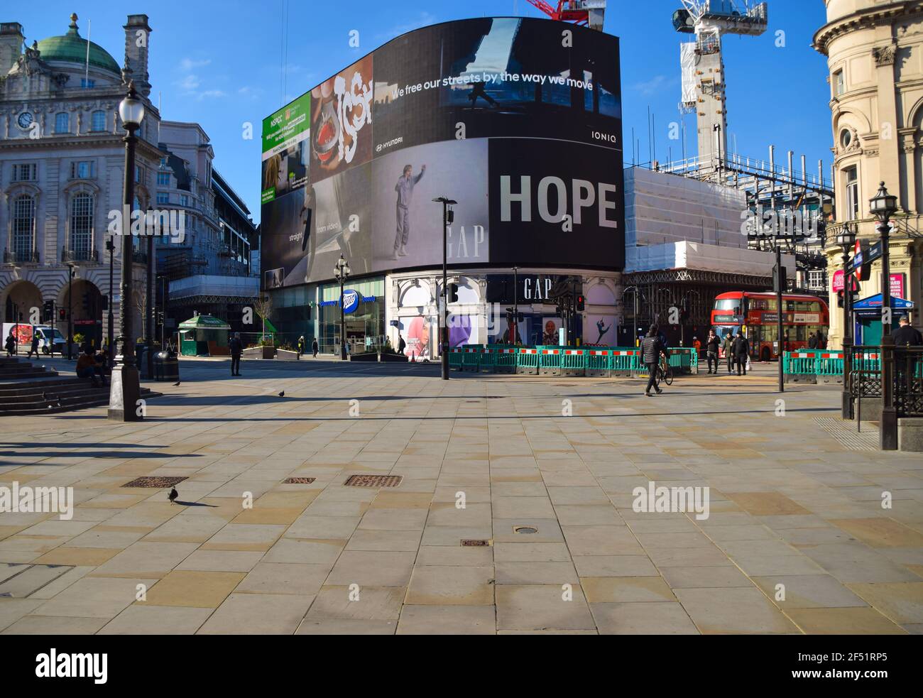 London, Großbritannien. 23rd. März 2021. Ein ruhiger Piccadilly Circus zum ersten Jahrestag der ersten Coronavirus-Sperre in Großbritannien. Stockfoto