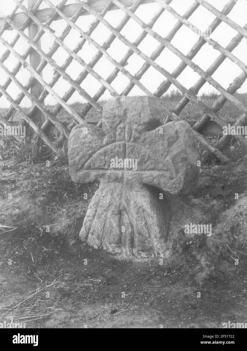 Steinkreuz mit Armbrust Stockfoto