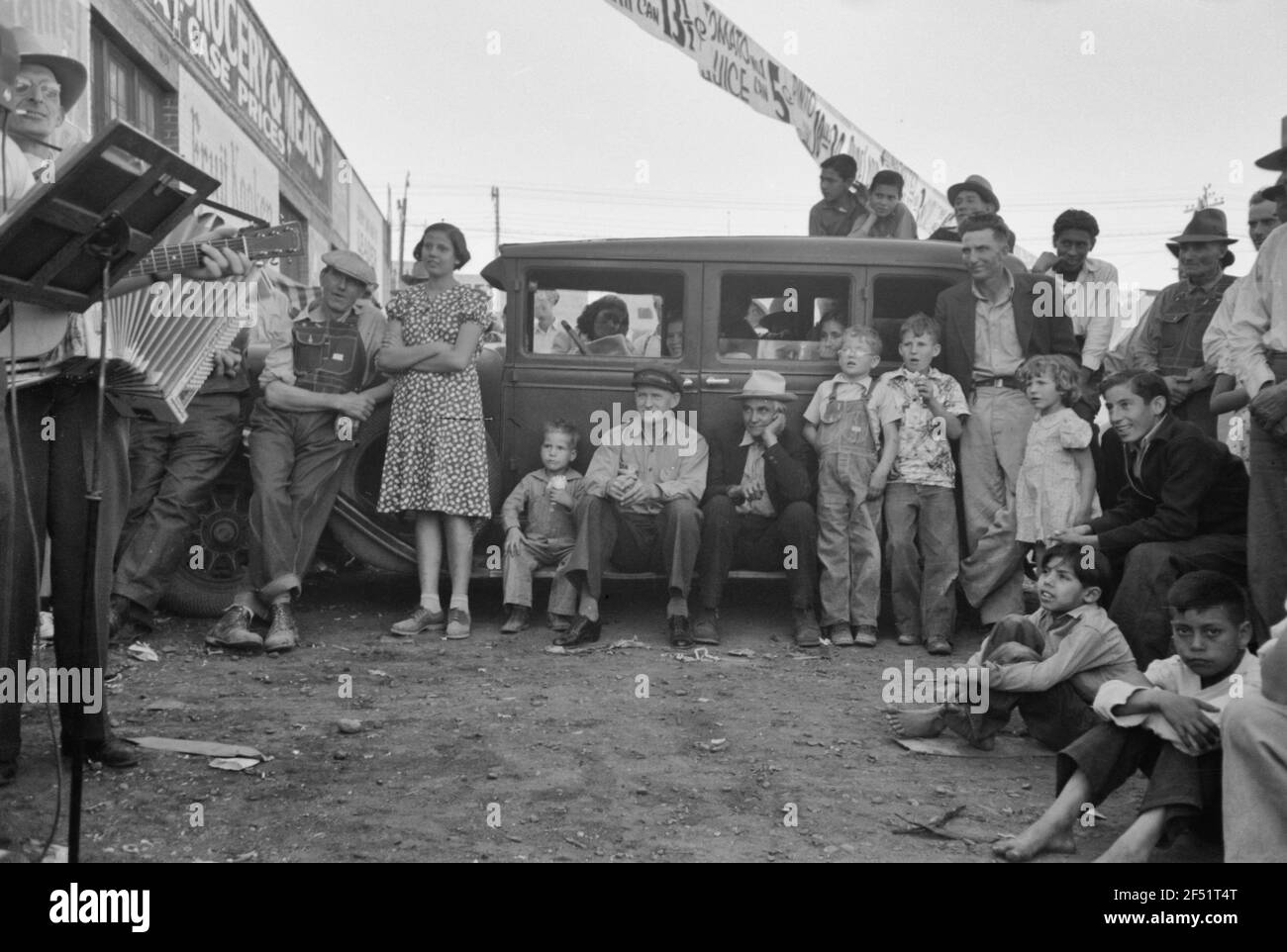 Publikum, das am Samstagnachmittag, Phoenix, Arizona, vor dem Supermarkt Orchester spielt. 1940 Stockfoto