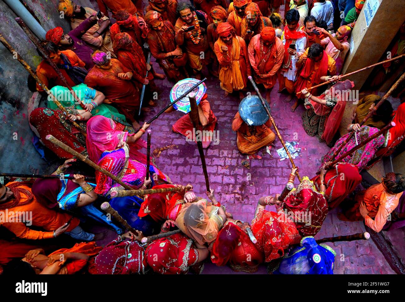 Mathura, Indien. März 2021, 23rd. Hindu Männer gesehen rituell von Frauen mit Stöcken geschlagen (Lathi) während des Lathmar Holi Festival von Barsana.der Mythos hinter diesem Festival ist auf Hindu Gott Lord Krishna, der nach lokalen Glauben kam aus seiner Heimatstadt Nandgaon nach Barsana Radha necken verwandt (Eine hinduistische Göttin und eine Gemahlin des gottes Krishna) und ihre Freunde. Seit mehr als 100 Jahren halten Frauen von Barsana das Ritual immer noch aufrecht. (Foto: Avishek das/SOPA Images/Sipa USA) Quelle: SIPA USA/Alamy Live News Stockfoto