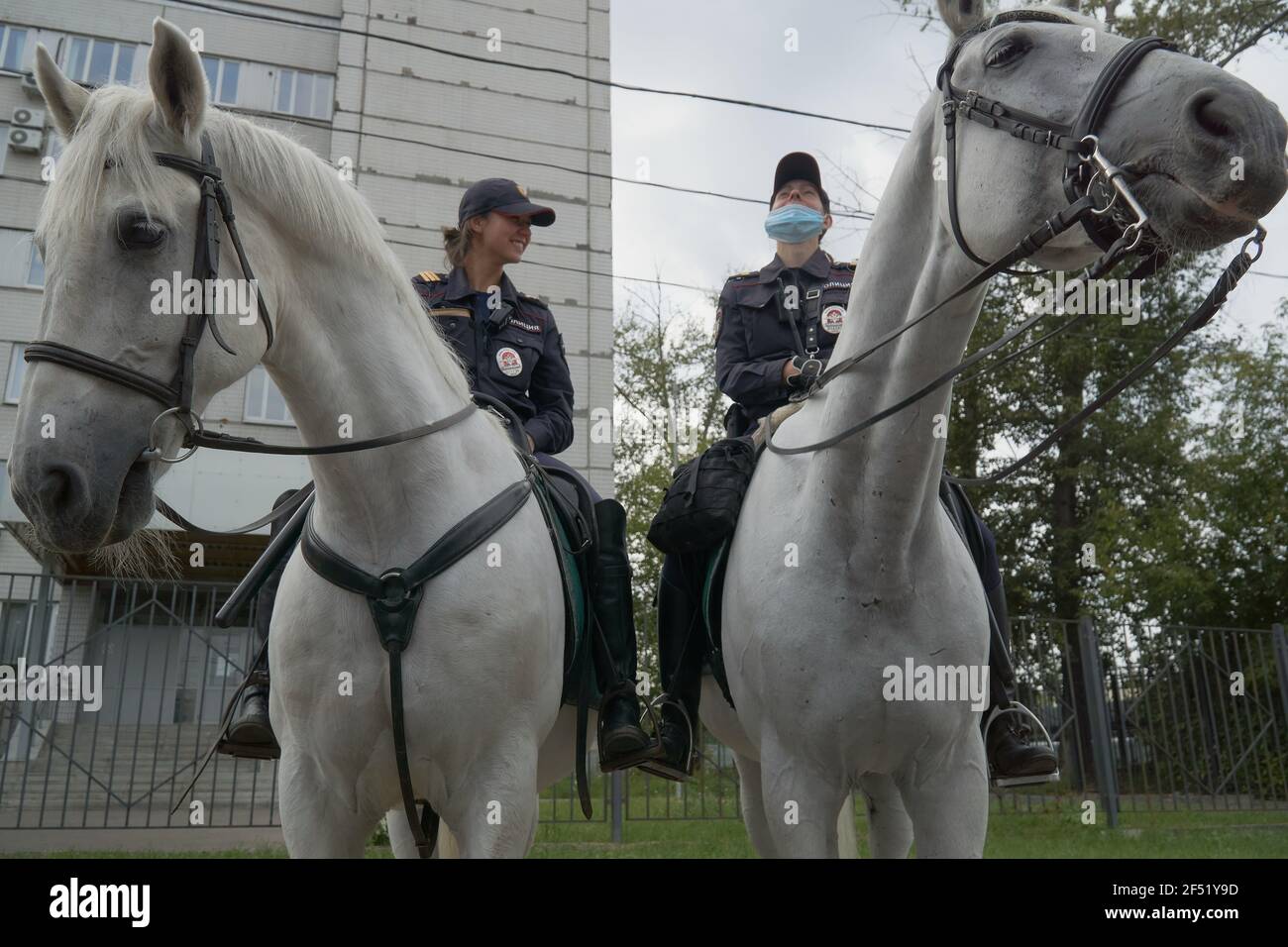Moskau, Russland. August 2020, 30th. Pferdepatrouille mit Polizeimädchen im östlichen Verwaltungsbezirk von Moskau. (Foto von Mihail Siergiejevicz/SOPA Images/Sipa USA) Quelle: SIPA USA/Alamy Live News Stockfoto
