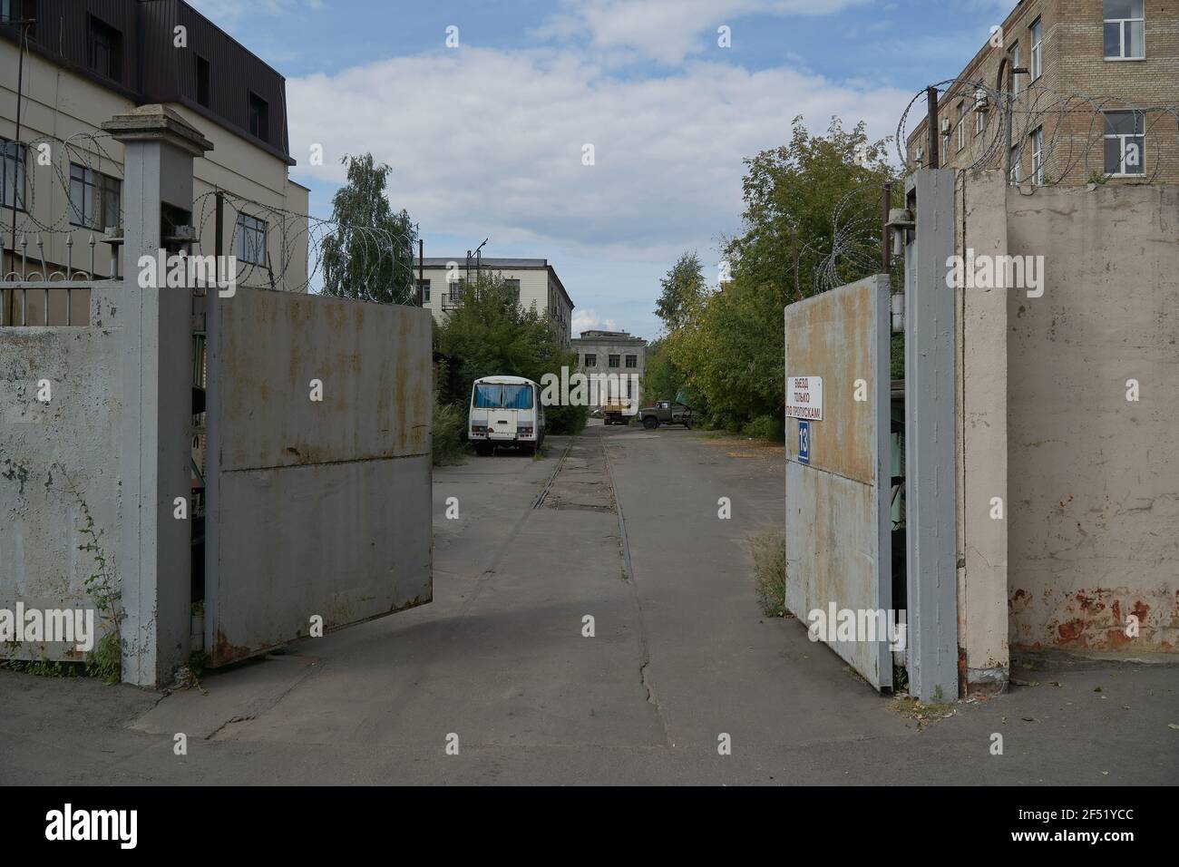 Moskau, Russland. August 2020, 08th. Eingang zu einem leeren Industriehof im östlichen Verwaltungsbezirk von Moskau. (Foto von Mihail Siergiejevicz/SOPA Images/Sipa USA) Quelle: SIPA USA/Alamy Live News Stockfoto