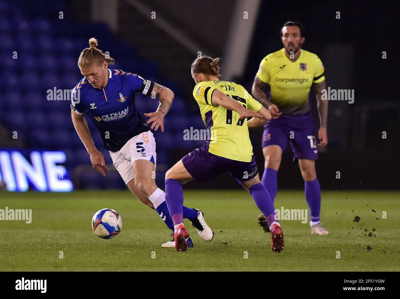 OLDHAM, ENGLAND. MÄRZ 23rd: Oldham Athletic Carl Piergianni tusles mit Ryan Bowman von Exeter City und Matt Jay von Exeter City während des Sky Bet League 2-Spiels zwischen Oldham Athletic und Exeter City im Boundary Park, Oldham am Dienstag, 23rd. März 2021. (Kredit: Eddie Garvey, Mi News) Kredit: MI Nachrichten & Sport /Alamy Live Nachrichten Stockfoto