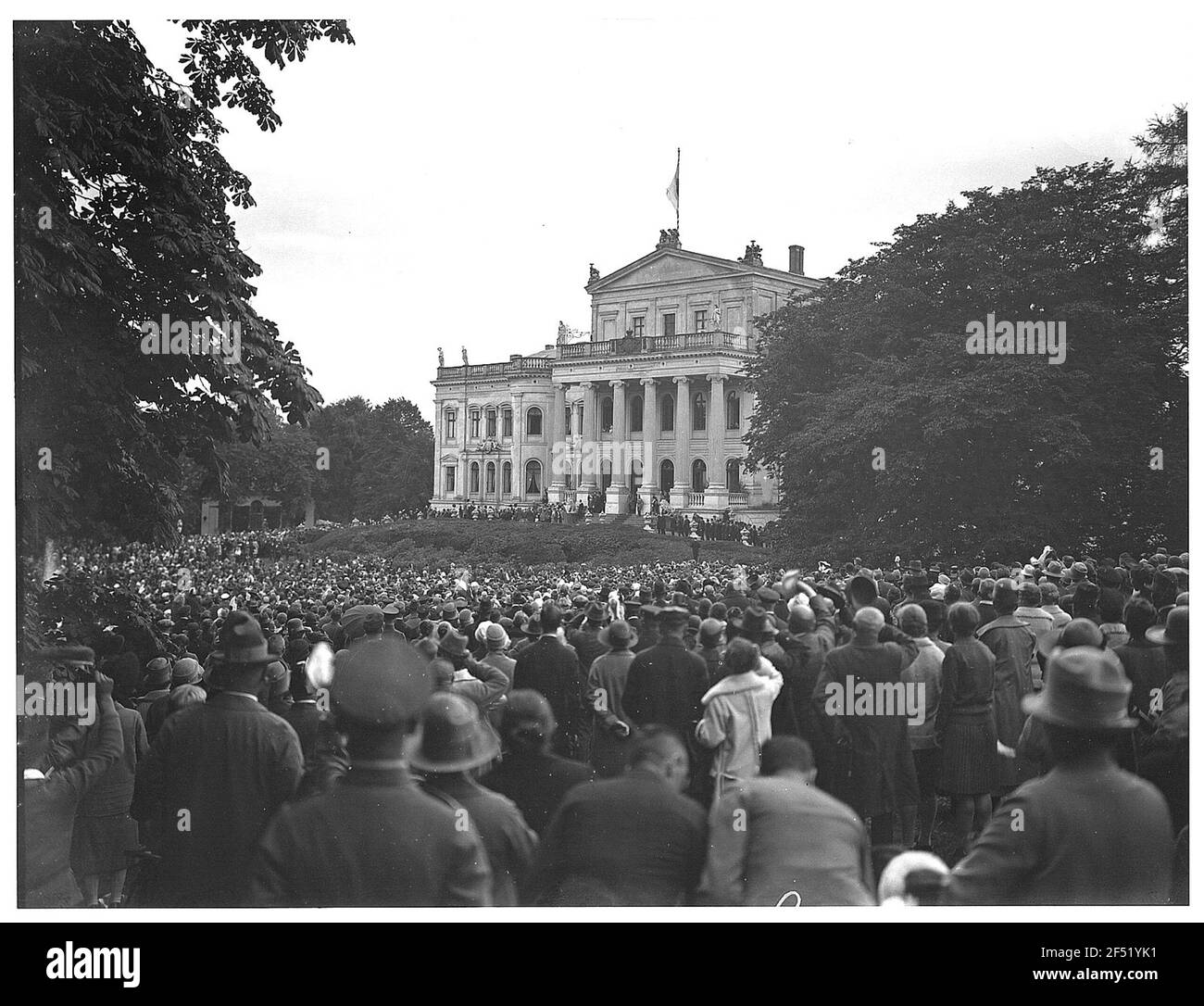 Deutschland. Größere Menschenmenge vor einem Theater Stockfoto