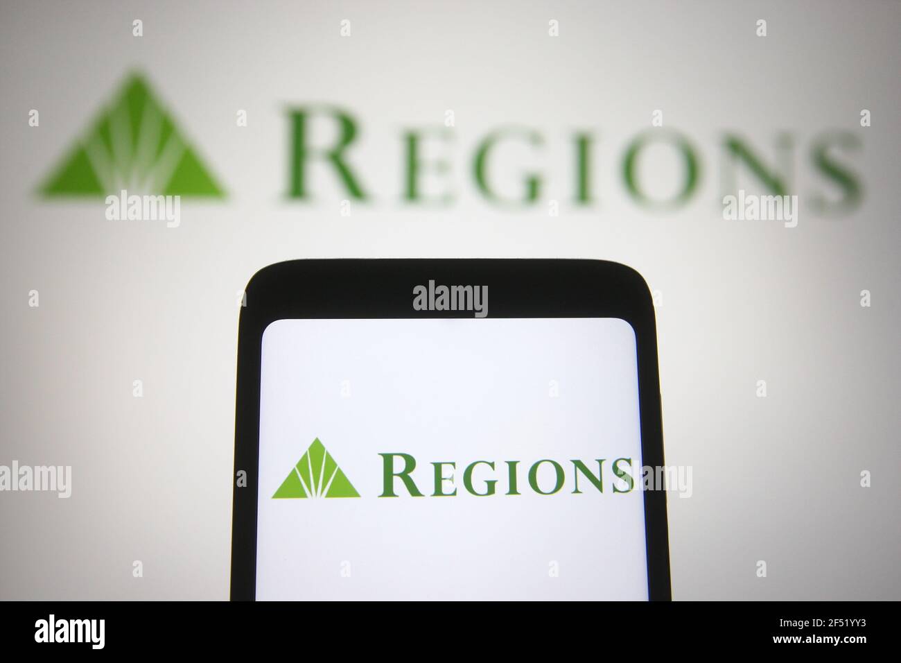 Ukraine. März 2021, 23rd. In dieser Abbildung wird das Logo der Regions Financial Corporation einer Bank-Holding auf einem Smartphone und einem pc-Bildschirm angezeigt. (Foto von Pavlo Gonchar/SOPA Images/Sipa USA) Quelle: SIPA USA/Alamy Live News Stockfoto Ukraine. März 2021, 23rd. In dieser Abbildung wird das Logo der Regions Financial Corporation einer Bank-Holding auf einem Smartphone und einem pc-Bildschirm angezeigt. (Foto von Pavlo Gonchar/SOPA Images/Sipa USA) Quelle: SIPA USA/Alamy Live News Stockfoto