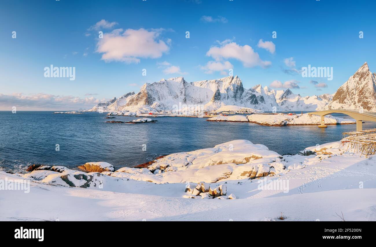 Panorama-Winterblick auf reine und Sakrisoya Dörfer und Brücke zur Olenilsoya Insel. Beliebtes Touristenziel auf Lofotens. Lage: Hamnoy, Stockfoto