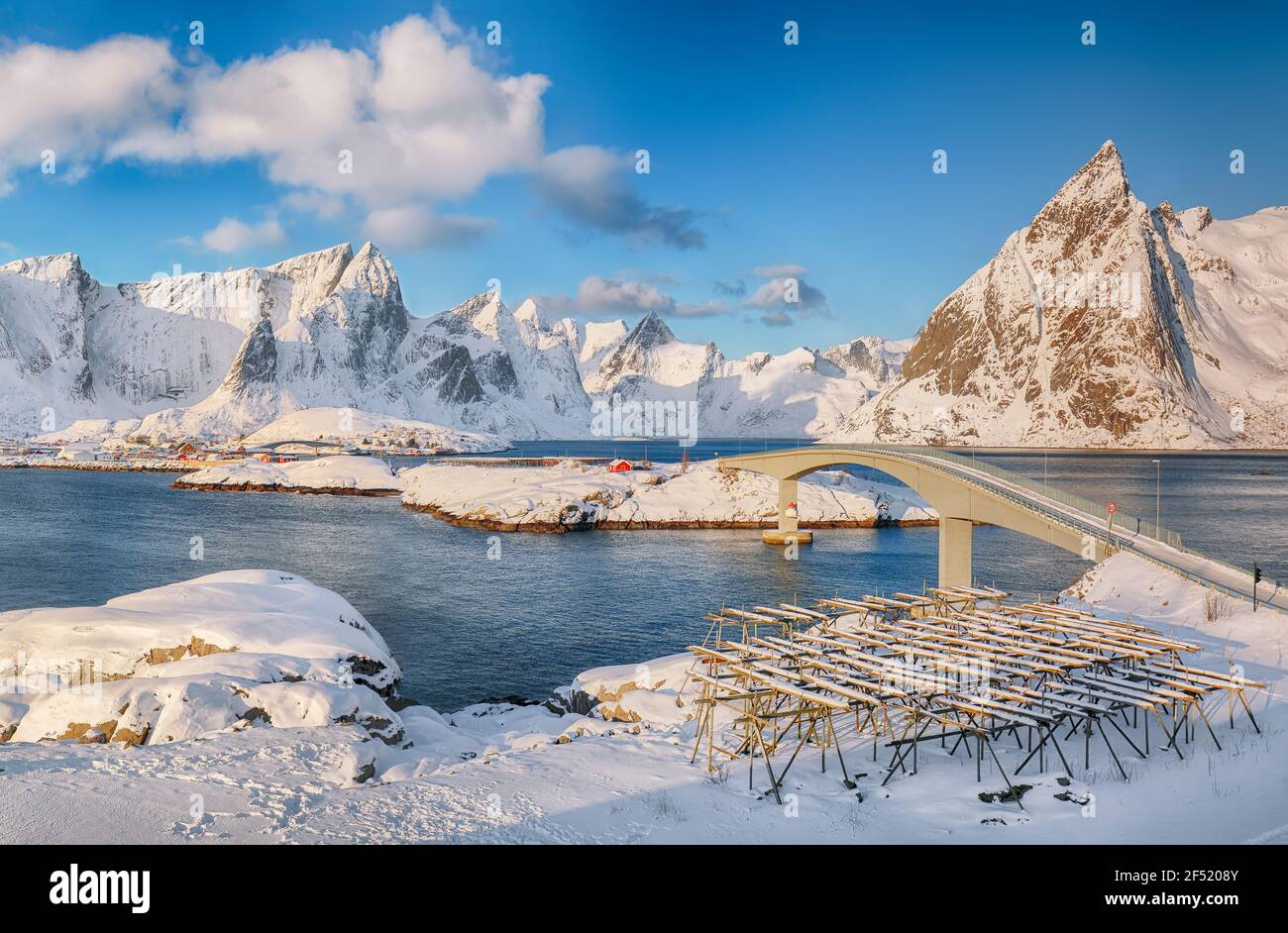 Panorama-Winterblick auf reine und Sakrisoya Dörfer und Brücke zur Olenilsoya Insel. Beliebtes Touristenziel auf Lofotens. Lage: Hamnoy, Stockfoto