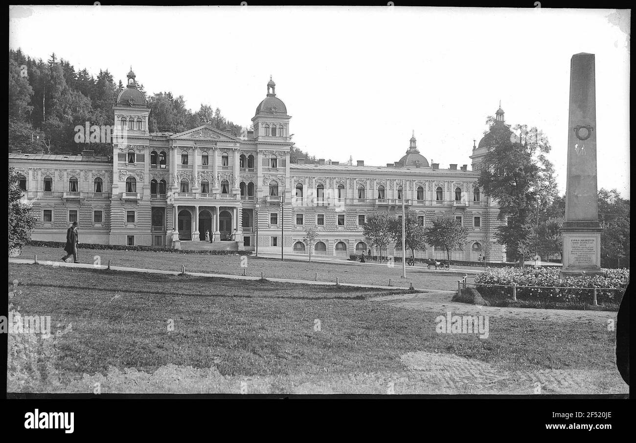 Marienbad. Neubad (1893-1896) und Obelisk für Dr. med. Heidler (1858) Stockfoto