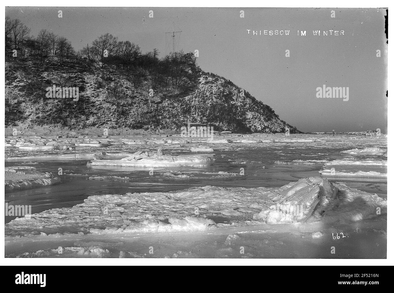 Thiessow (Rügen). Küste in Mönch mit Treibstoff und Pack Eis Stockfoto